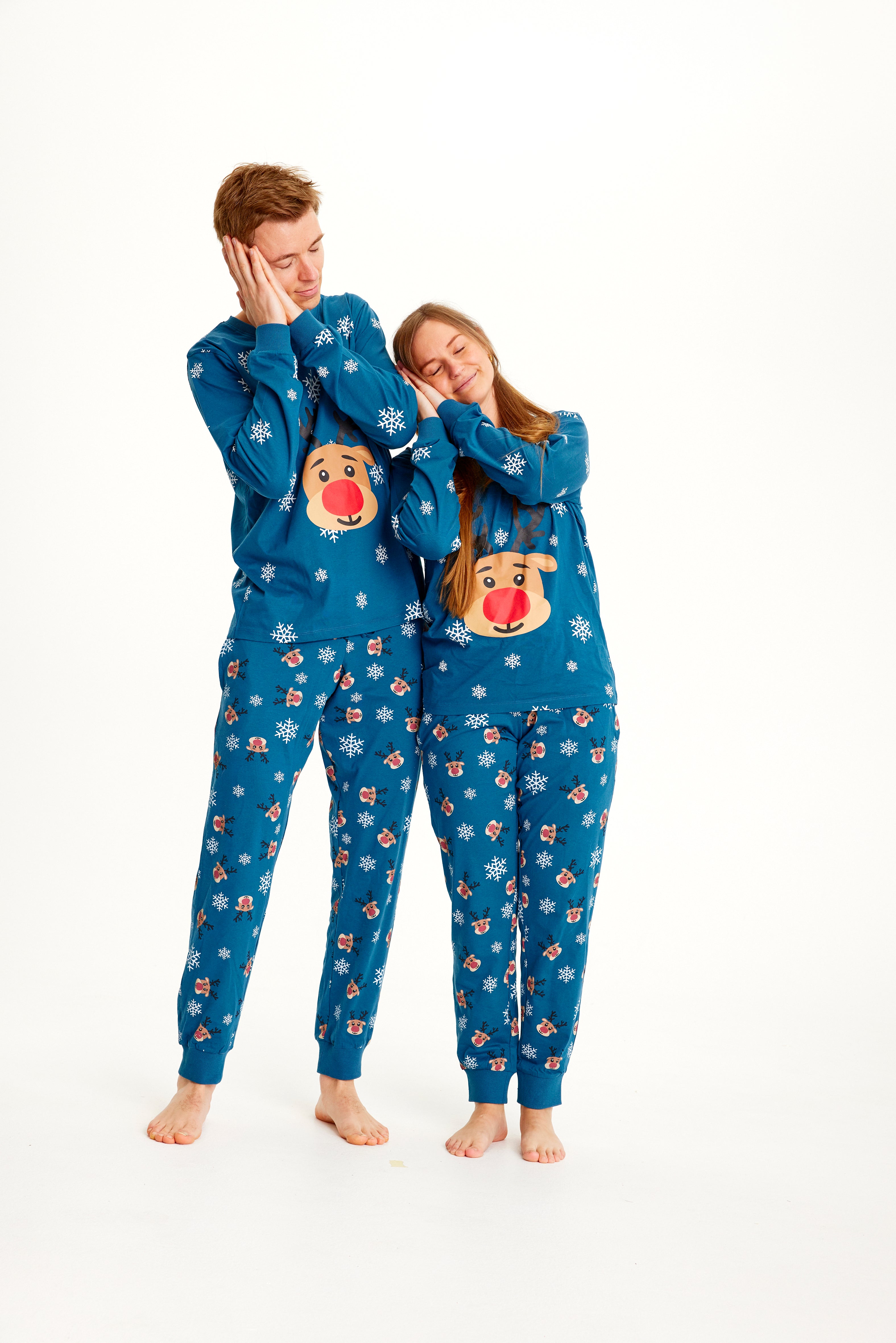 Ein schlafendes Paar in einem blauen Weihnachtsschlafanzug mit Rudolph.